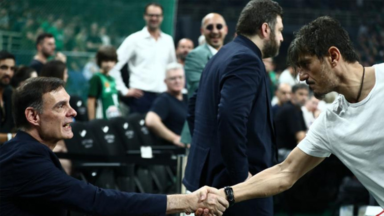 Στο ΟΑΚΑ ο Γιαννακόπουλος – Χειραψία με Μπαρτζώκα και μήνυμα στον κόσμο: «Να μην ακουστεί ούτε ένα υβριστικό σύνθημα»!