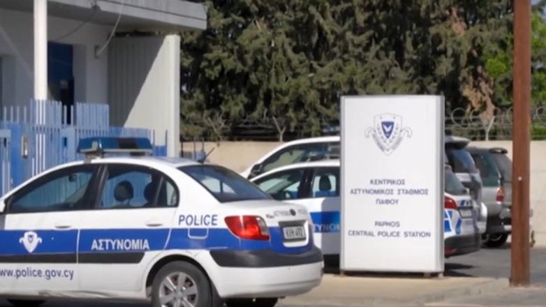 Μαχαίρωσε τη γυναίκα του και την πέταξε από το μπαλκόνι