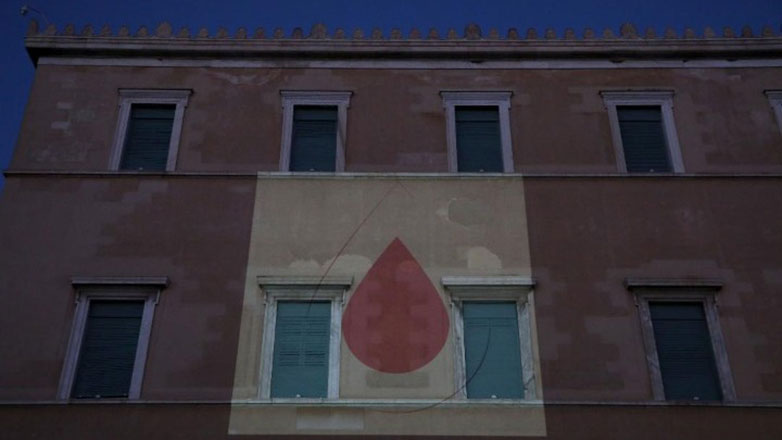 Με μία κόκκινη σταγόνα φωταγωγήθηκε η Βουλή για την Παγκόσμια Ημέρα του Εθελοντή Αιμοδότη