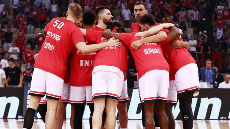 «Ντόπες» από 100 φίλους του Ολυμπιακού έξω από το ξενοδοχείο της ομάδας πριν τον 5ο τελικό!