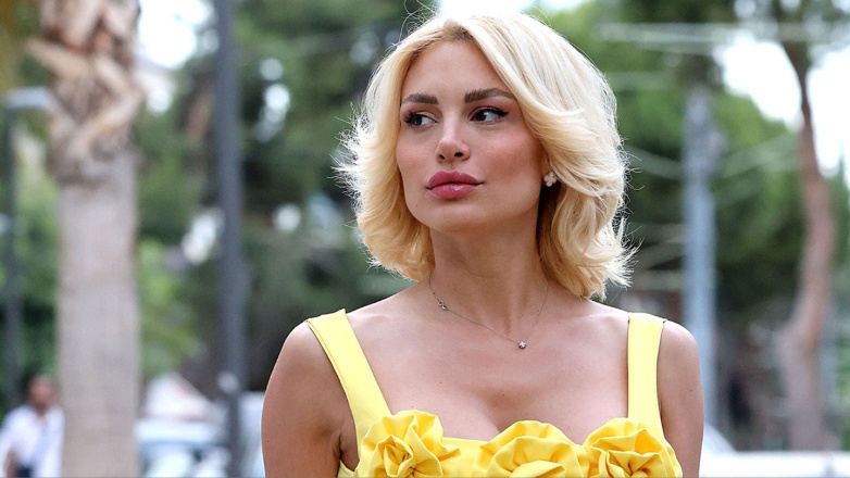 Αλεξάνδρα Παναγιώταρου: Κομψή εμφάνιση με κίτρινο φόρεμα στη Γλυφάδα