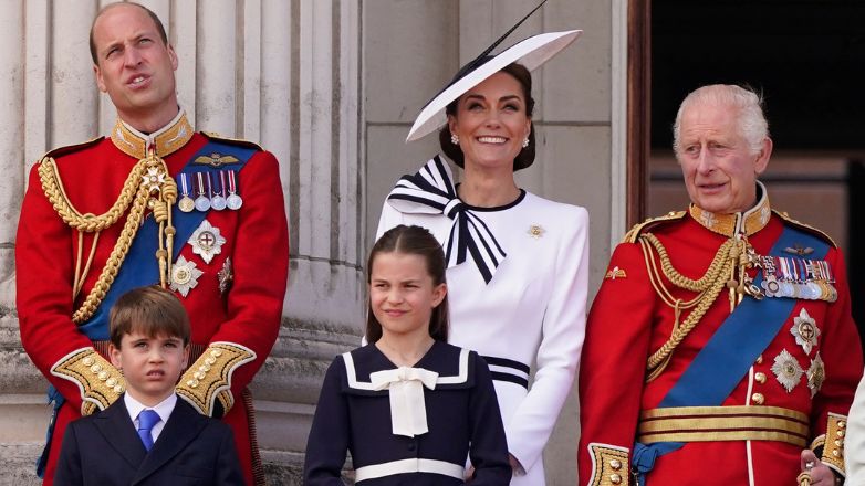 Κέιτ Μίντλετον και βασιλιάς Κάρολος πρώτη φορά μαζί στο μπαλκόνι του Μπάκιγχαμ μετά την διάγνωση με καρκίνο