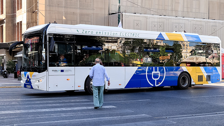 Στους δρόμους της Αθήνας και της Θεσσαλονίκης τα «πράσινα» λεωφορεία