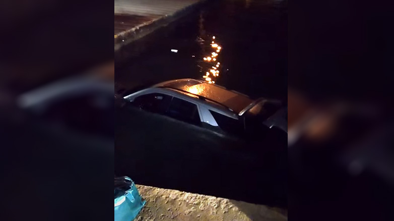 Αυτοκίνητο έπεσε στη θάλασσα βγαίνοντας από ferry στο λιμάνι της Πάρου