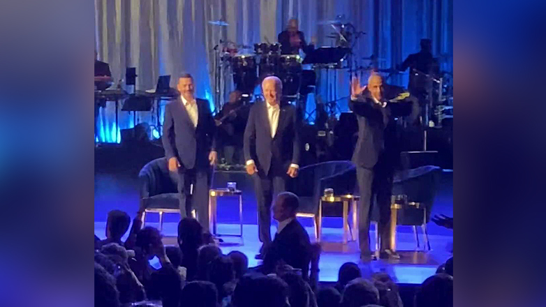 «Πάγωσε» πάνω στη σκηνή ο Τζο Μπάιντεν – Τον απομάκρυνε ο Μπαράκ Ομπάμα