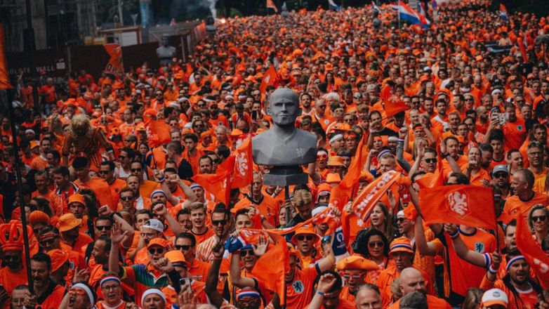 Πορτοκαλί «θάλασσα» οι δρόμοι του Αμβούργου από τους οπαδούς της Ολλανδίας