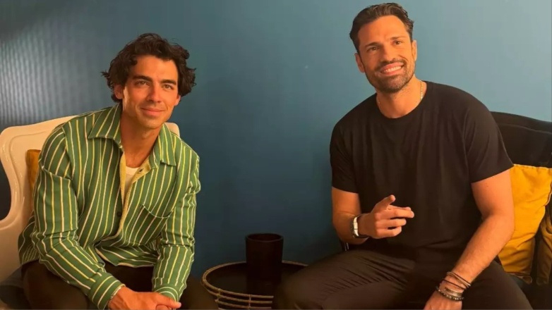 Joe Jonas: Ο διάσημος τραγουδιστής τα «έσπασε» στα μπουζούκια με τον Κωνσταντίνο Αργυρό