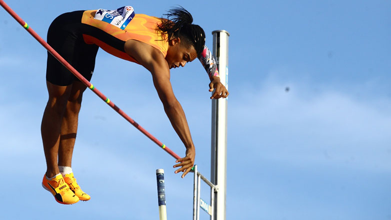 «Πέταξε» στο Καλλιμάρμαρο ο Καραλής και άγγιξε το πανελληνιο ρεκόρ