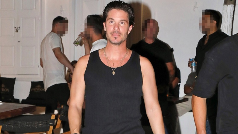 Ο Νίκος Οικονομόπουλος στα σοκάκια της Μυκόνου – Χαλαρές στιγμές στο νησί των ανέμων