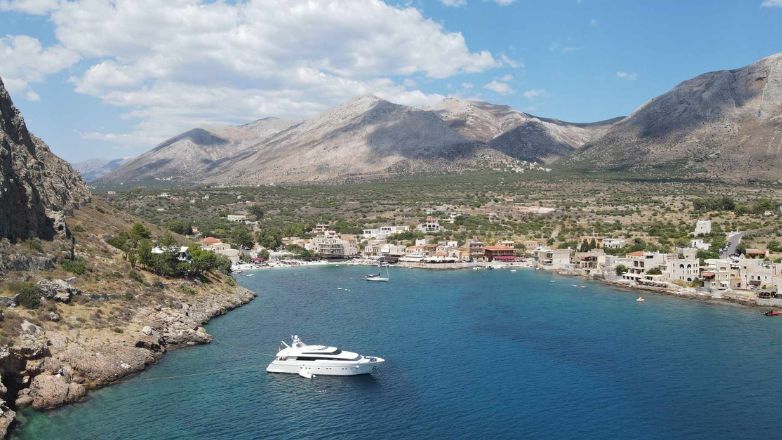 Γερολιμένας: Ο γραφικός οικισμός της Μάνης με τα κρυστάλλινα νερά (βίντεο)