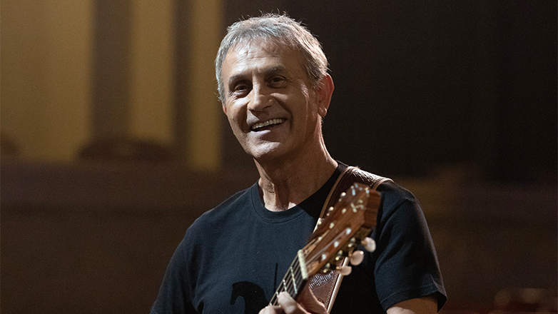 Γιώργος Νταλάρας: Νέο τραγούδι με λάτιν και βαλκανικές επιρροές – Δείτε το βίντεο