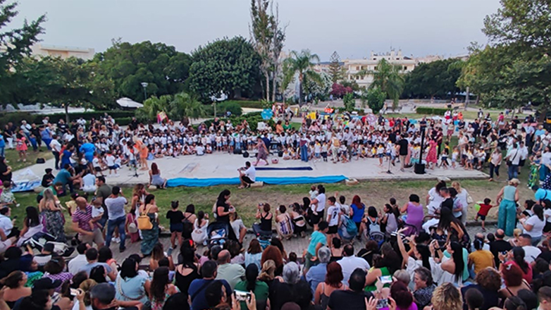 «Οι μικροί χαρταετοί συναντούν τον μεγάλο Μίκη» – Περισσότερα από 300 νήπια τραγούδησαν Θεοδωράκη