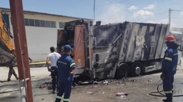 Aπορριμματοφόρο τυλίχθηκε στις φλόγες σε περιοχή της Λάρισας
