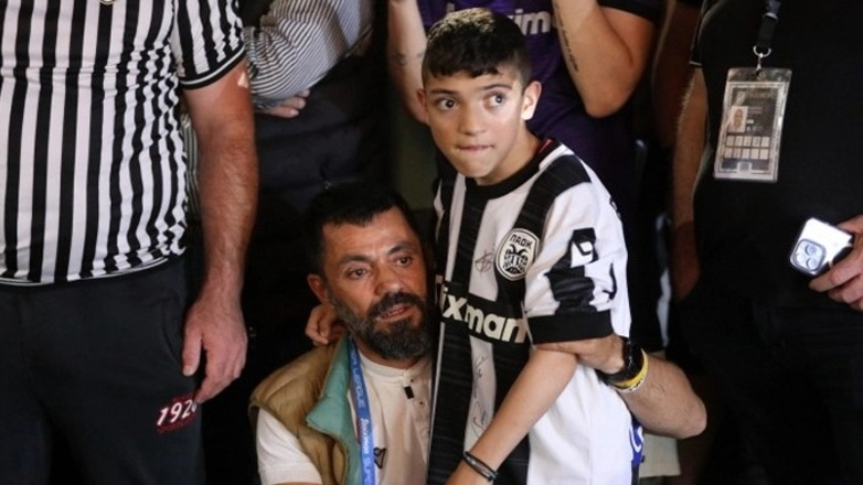 Σπουδαία κίνηση από τον ΠΑΟΚ – Αναλαμβάνει τα έξοδα του μικρού Γιαννάκη στις ΗΠΑ