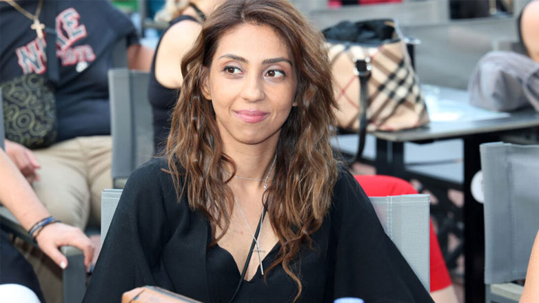 Βασίλης Καρράς: Ντυμένη στα μαύρα η 35χρονη κόρη του στην παρουσίαση της αυτοβιογραφίας του