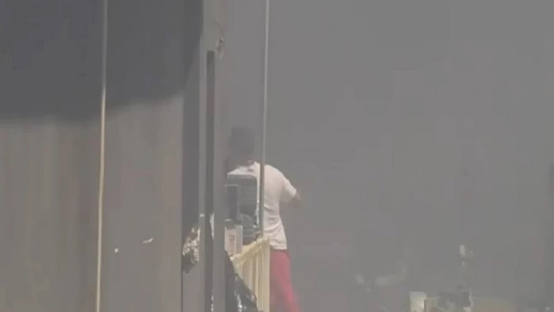 Δημοσιογράφος δέχθηκε επίθεση ενώ έκανε ρεπορτάζ για τη φωτιά στη Βάρης – Κορωπίου