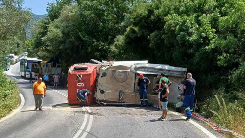 Κέρκυρα: Ανετράπη πυροσβεστικό όχημα – Δύο πυροσβέστες ελαφρά τραυματίες