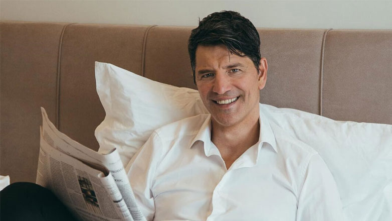 Ο Σάκης Ρουβάς έγινε “κράχτης” σε φυλλάδιο για κέντρο αισθητικής στα Ηνωμένα Αραβικά Εμιράτα