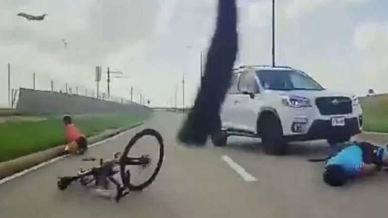 Η σοκαριστική στιγμή που οδηγός χτυπάει δύο ποδηλάτες