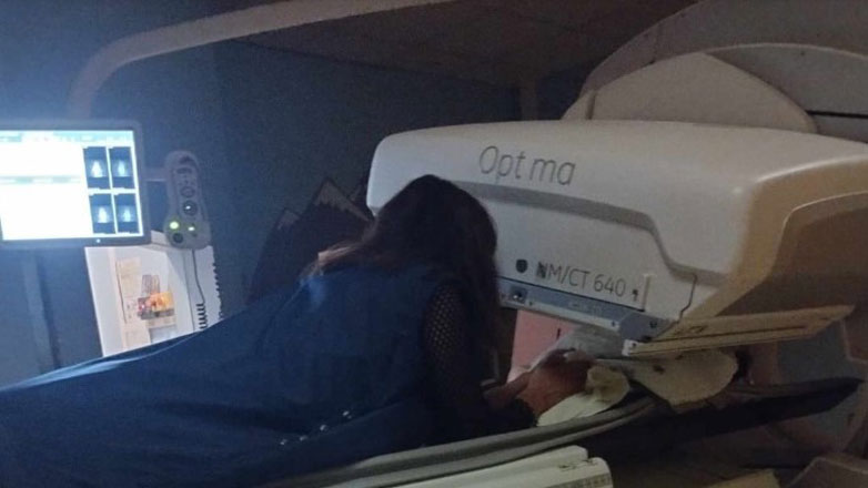 Χίλια μπράβο σε νεαρή ακτινολόγο του Παίδων – Μπήκε με εγκαταλελειμμένο βρέφος στον αξονικό τομογράφο!