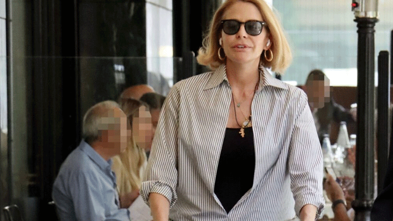 Τζένη Μπαλατσινού: Στο κέντρο της Αθήνας με τον γιο της Παναγιώτη Αντώνιο