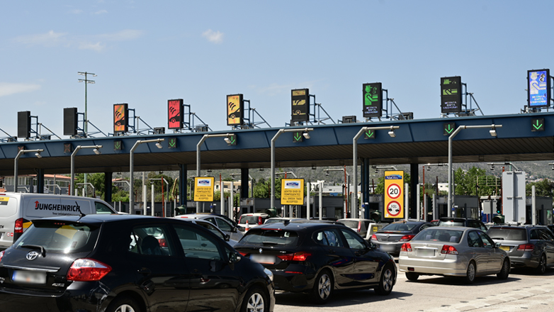 Σε εξέλιξη η έξοδος των εκδρομέων για το τριήμερο του Αγ. Πνεύματος- Αυξημένη η κίνηση στην Αθηνών-Κορίνθου