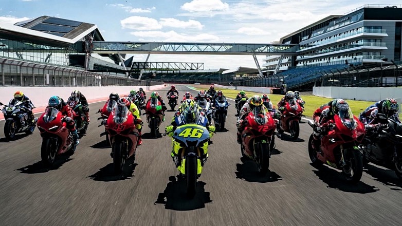 Χορός Παγκόσμιων Πρωταθλητών στο Σίλβερστοουν στο Monster Track Day