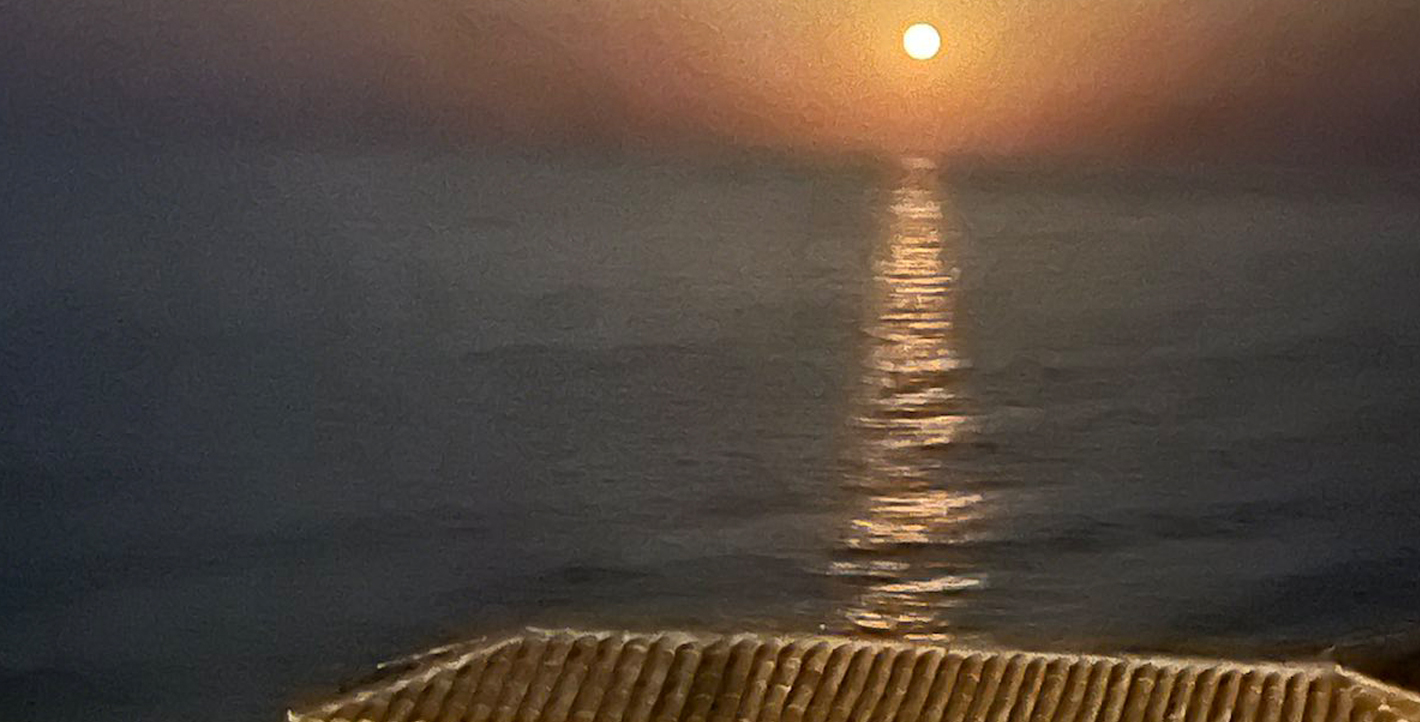 Η «πανσέληνος της φράουλας» από το κάστρο της Μονεμβασίας