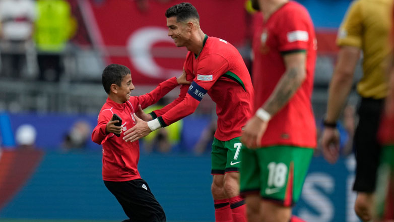 Euro 2024: Πιτσιρικάς μπήκε στο γήπεδο για μία selfie με τον Ρονάλντο