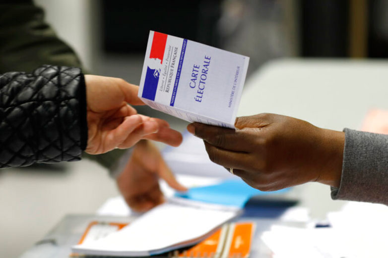 Le Monde: «Μέτωπο» 170 νυν και πρώην διπλωματών κατά της ακροδεξιάς ενόψει βουλευτικών εκλογών