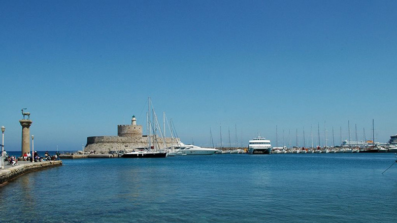 Πλοίο προσέκρουσε στο λιμάνι της Ρόδου