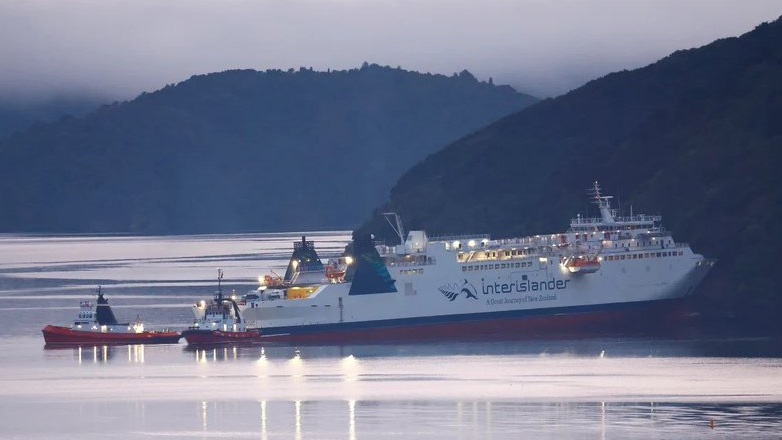 Νέα Ζηλανδία: Αποκολλήθηκε το επιβατηγό-οχηματαγωγό πλοίο που προσάραξε σε αβαθή στο λιμάνι Πίκτον