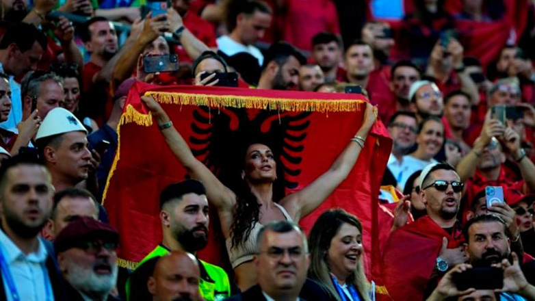 Η εντυπωσιακή φίλαθλος της Αλβανίας που μαγνήτισε τα βλέμματα στο παιχνίδι με την Ισπανία!