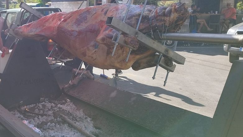 Χανιά: Σούβλισαν ταύρο σε χωριό της Κισσάμου για του Αγίου Πνεύματος – Οργή από τις τοπικές φιλοζωικές οργανώσεις