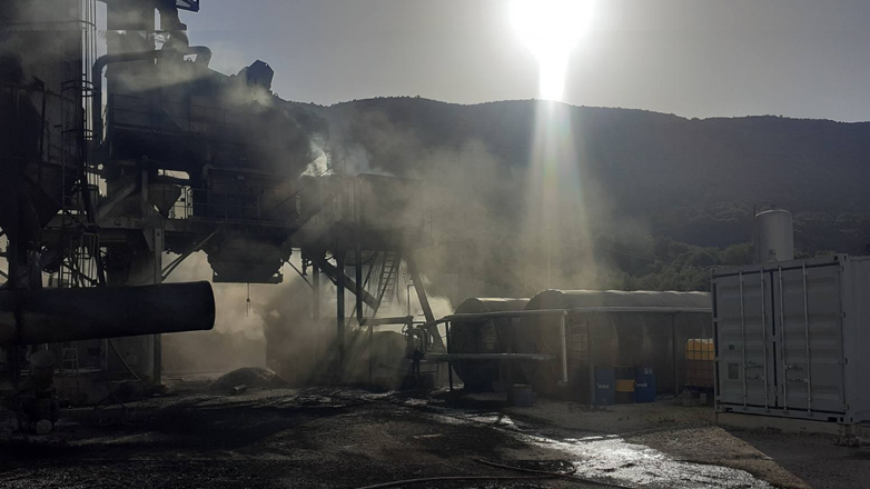 Φωτιά και εκρήξεις σε εργοτάξιο πίσσας στη Λεπενού – Νεκρός ένας εργαζόμενος