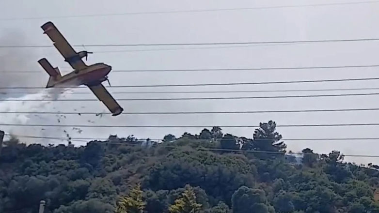 Φωτιά στη Ναυπακτία: Λίγο έλειψε να γίνει ατύχημα με Canadair