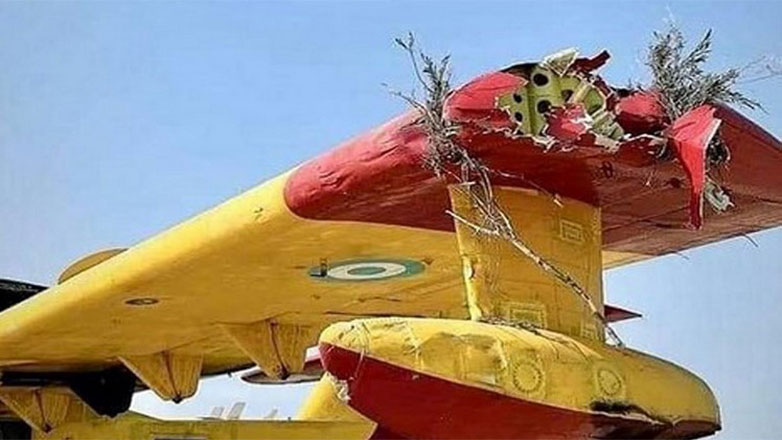 Φωτογραφία – ντοκουμέντο: Το σπασμένο φτερό του Canadair που χτύπησε σε δέντρο στη φωτιά της Ναυπακτίας
