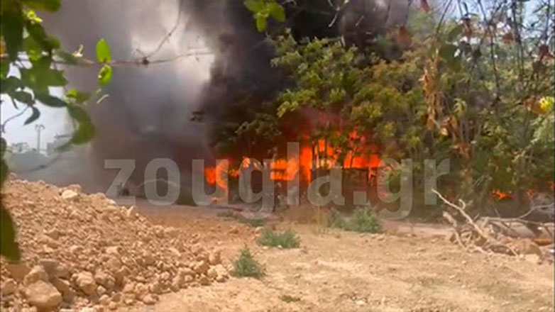 Σε ύφεση η φωτιά στο εργοστάσιο στο Μοσχάτο