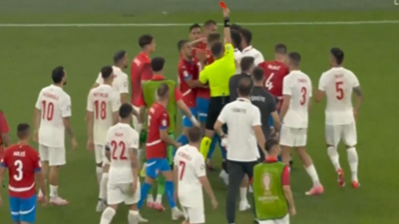 Μαλλιά – κουβάρια Τούρκοι και Τσέχοι στο φινάλε του αγώνα που έκλεισε με ρεκόρ καρτών