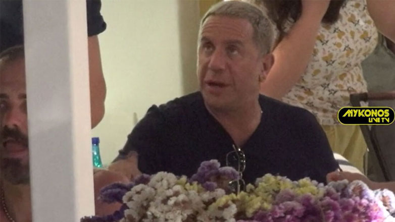Ο Γιώργος Μαζωνάκης απολαμβάνει τις διακοπές του στη Μύκονο μετά τη δικαστική διαμάχη με την αδελφή του