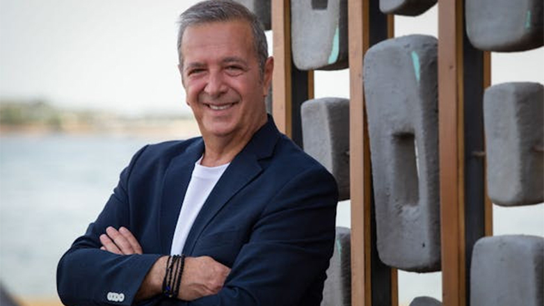 «Χορέψτε Στα Τραπέζια»: Το νέο τραγούδι του Ανέστη Μαντά