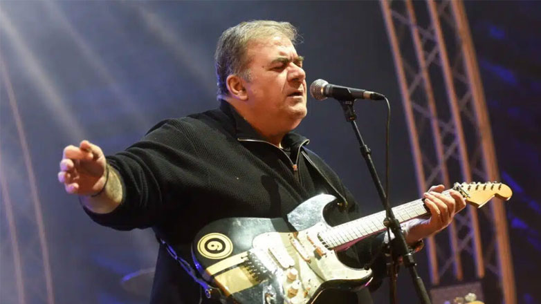 Ο Δημήτρης Σταρόβας παίζει κιθάρα πρώτη φορά μετά το εγκεφαλικό και συγκινεί