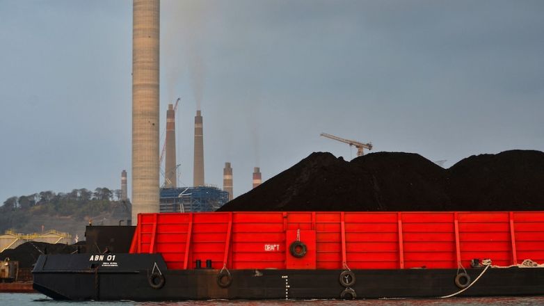 «Η καύση ορυκτών καυσίμων από τον άνθρωπο έχει δροσίσει τον πλανήτη ενώ τον θερμαίνει»