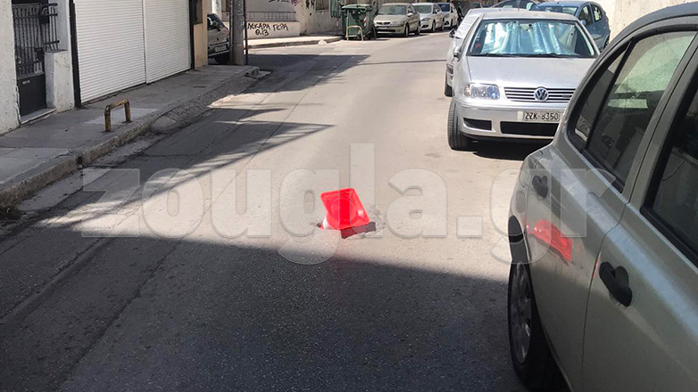 Καταγγελία: Υποχώρησε το οδόστρωμα και «έλυσαν» το πρόβλημα με έναν κώνο
