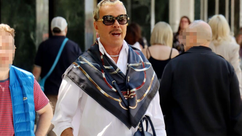 Λάκης Γαβαλάς: Βόλτα στο κέντρο της Αθήνας με εκκεντρικό στυλ