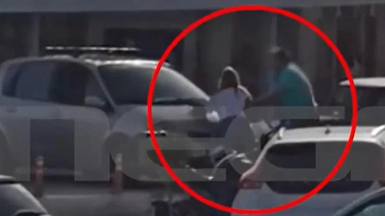 Η στιγμή που η Χριστίνα Παππά δέχεται επίθεση