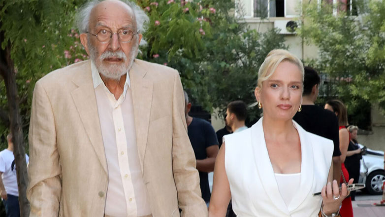 Αλέξανδρος Λυκουρέζος: Με γοητευτική ξανθιά χέρι – χέρι στο θέατρο