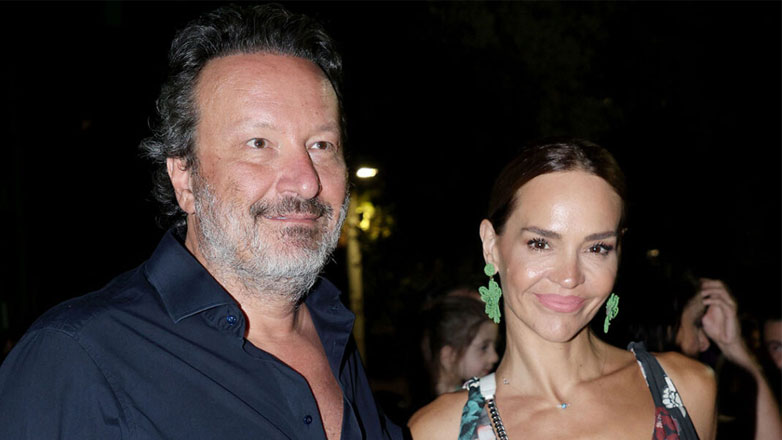 Νικολέττα Καρρά: Σπάνια δημόσια εμφάνιση στο θέατρο με τον Διονύση Παναγιωτάκη