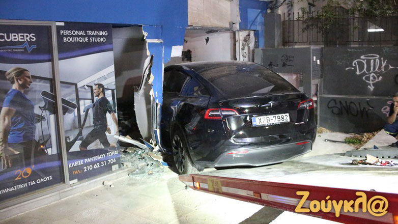 Παρκαδόρος έχασε τον έλεγχο αυτοκινήτου και το έριξε στη βιτρίνα Γυμναστηρίου στην Κηφισιά – Βίντεο και φωτογραφίες