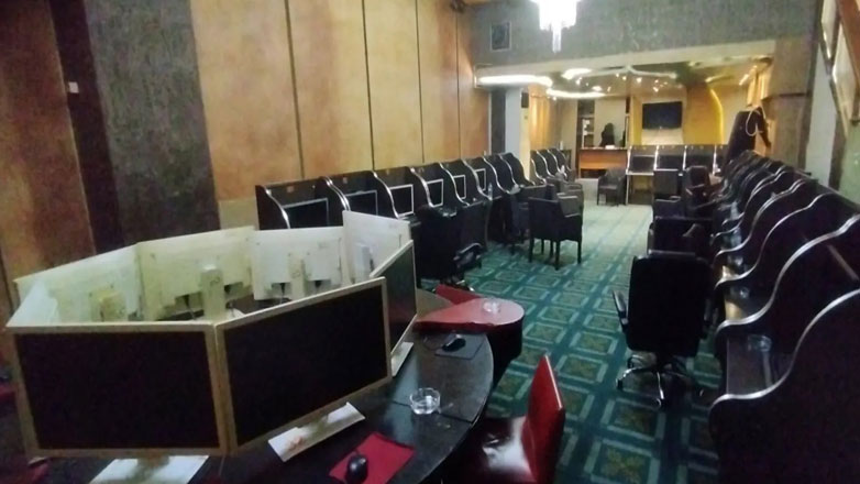 Δείτε τη «μπαρμπουτιέρα» όπου διεξάγονταν παράνομα τυχερά παιχνίδια – Εντοπίστηκε στην Αθήνα από τη Διεύθυνση Οικονομικής Αστυνομίας